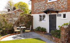 The Lavender Folly - Cosy Accommodation Alresford